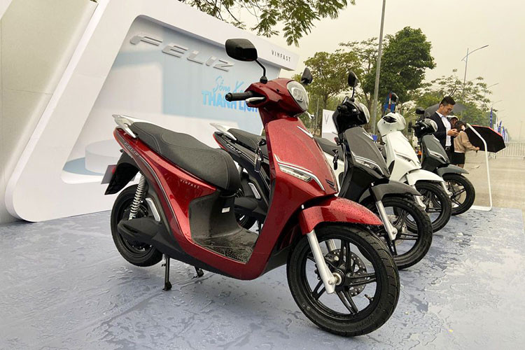 So với Vision, Feliz có thiết kế mềm mại và giống với 1 chiếc xe máy thông thường nhưng lại có phần thân thiện với người dùng hơn so với các mẫu xe điện khác. Hệ thống đèn trên Feliz khá hiện đại với công nghệ LED toàn bộ. Cụm đèn chiếu sáng chính dạng LED projector đặt trên ghi-đông. Đèn báo rẽ LED dạng mảnh đặt bên dưới yếm xe.