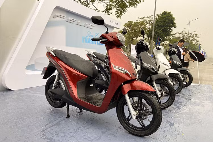 So với Vision, Feliz có thiết kế mềm mại và giống với 1 chiếc xe máy thông thường nhưng lại có phần thân thiện với người dùng hơn so với các mẫu xe điện khác. Hệ thống đèn trên Feliz khá hiện đại với công nghệ LED toàn bộ. Cụm đèn chiếu sáng chính dạng LED projector đặt trên ghi-đông. Đèn báo rẽ LED dạng mảnh đặt bên dưới yếm xe.