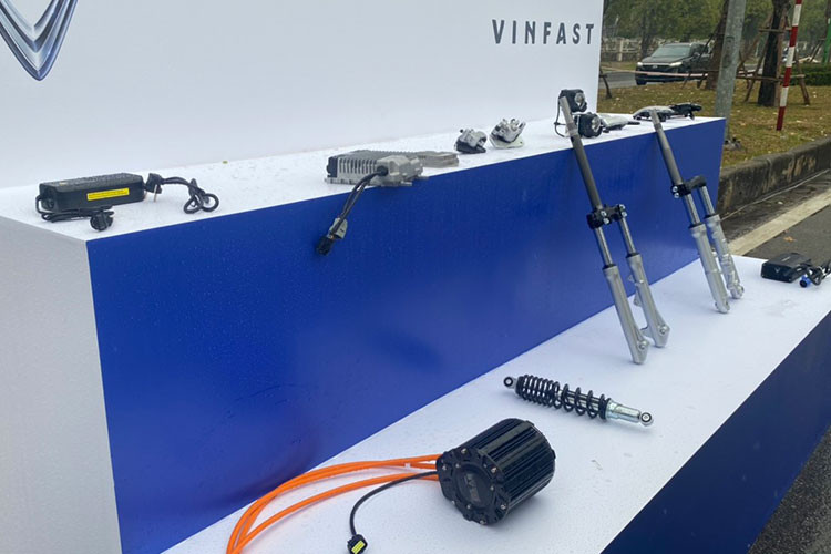 Bù lại, ắc-quy của xe cho thời gian sạc khá lâu, cần 12 tiếng để sạc từ 0-100%. Thời gian của pin lithium chỉ khoảng 5-6 tiếng. Với bình ắc-quy đầy, Feliz có thể di chuyển quãng đường tối đa 90 km. Mức giá xe VinFast Feliz chưa được công bố. Có thể Feliz sẽ được định vị thấp hơn Klara S, khoảng 25-34 triệu đồng. Honda Vision có giá bán 30-34,5 triệu đồng tùy phiên bản.