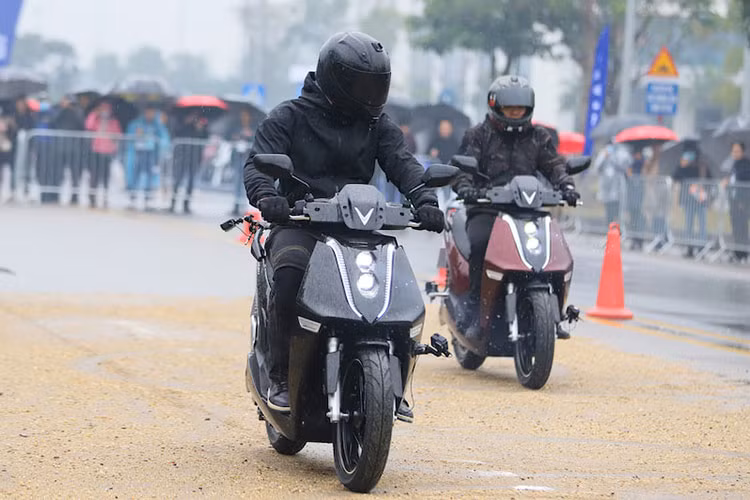 Dự đoán giá xe Vinfast Theon sẽ được bán ra từ khoảng hơn 70 triệu đồng và cạnh tranh với xe ga cao cấp Honda SH tại thị trường Việt Nam. Cả 2 mẫu xe Vinfast Theon và Feliz đều được giới thiệu với 4 màu khá bắt mắt, dự đoán sẽ khuấy động thị trường xe máy điện Việt Nam thời gian tới.