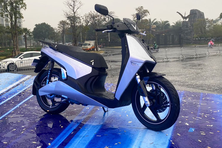 VinFast Theon là mẫu xe máy điện có kích thước khá lớn gần tương đương với mẫu xe tay ga hạng sang Honda SH. VinFast Theon là phiên bản cao cấp có kiểu dáng thể thao, với kích thước dài x rộng x cao lần lượt là 2006 x 800 x 1255mm, cùng khoảng sáng gầm 160mm, chiều dài cơ sở đạt 1.360mm, chiều cao yên 780mm, dung tích cốp rộng 17 lít.