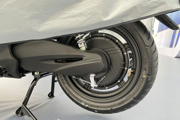 Cung cấp sức mạnh cho xe máy điện VinFast Feliz là động cơ điện có công suất 1.200 W, tương đương 1,6 mã lực. Động cơ này là loại một chiều không chổi than quen thuộc với các mẫu xe điện trên thị trường. Theo nhà sản xuất, Feliz có thể đạt vận tốc tối đa 60 km/h. Feliz sử dụng ắc-quy chì, thay vì pin lithium. Đây là yếu tố giúp giảm giá thành sản phẩm.