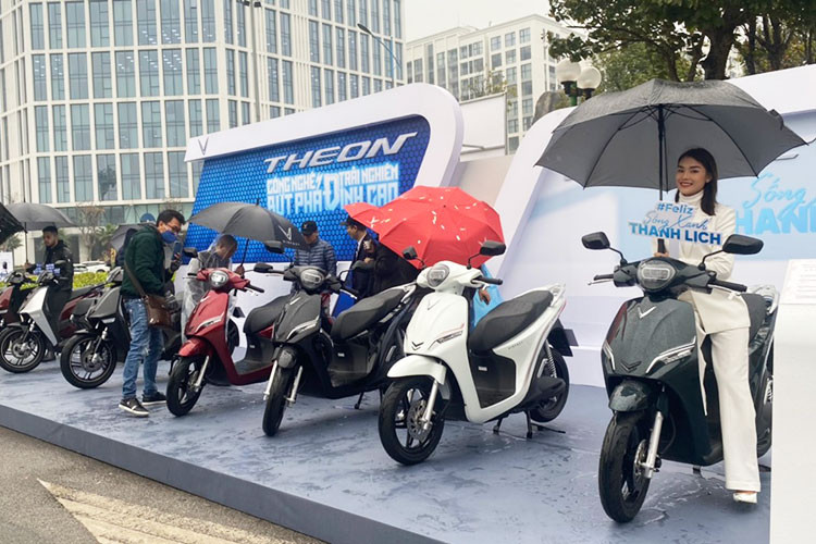 Tại sự kiện, cặp đôi xe máy điện Vinfast Theon và Feliz đã xuất hiện một cách khá xuất sắc khiến nhiều người phải trầm trồ. Trong đó, Feliz là mẫu xe cỡ nhỏ, với các số đo kích thước dài x rộng x cao lần lượt là 1.912 x 693 x 1.128 (mm), chiều dài cơ sở đạt 1.320 mm. Tạm được xem là đối thủ của Honda Vision, Feliz nhỉnh hơn ở tất cả số đo. Mẫu tay ga bán chạy nhất của Honda có kích thước 1.871 x 686 x 1.101 (mm) và trục cơ sở là 1.255 mm.