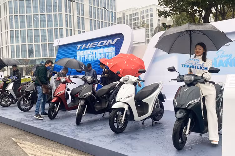 Tại sự kiện, cặp đôi xe máy điện Vinfast Theon và Feliz đã xuất hiện một cách khá xuất sắc khiến nhiều người phải trầm trồ. Trong đó, Feliz là mẫu xe cỡ nhỏ, với các số đo kích thước dài x rộng x cao lần lượt là 1.912 x 693 x 1.128 (mm), chiều dài cơ sở đạt 1.320 mm. Tạm được xem là đối thủ của Honda Vision, Feliz nhỉnh hơn ở tất cả số đo. Mẫu tay ga bán chạy nhất của Honda có kích thước 1.871 x 686 x 1.101 (mm) và trục cơ sở là 1.255 mm.