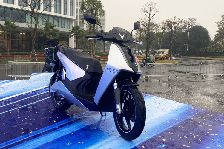 Tại sự kiện, mẫu xe có trị giá cũng như công, hiệu năng cao hơn cả là Vinfast Theon cao cấp. Đây là mẫu xe thu hút được nhiều sự chú ý hơn bởi kiểu dáng cũng như hiệu năng khác biệt hoàn toàn so với các mẫu xe máy điện từng xuất hiện tại thị trường Việt Nam thời gian qua.