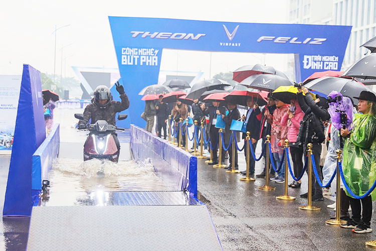 Đại diện của hãng VinFast cho biết, mẫu xe này có thể đi được tối đa lên tới hơn 100 km sau mỗi lần sạc với tốc độ khoảng 30 km/h. Xe có 2 chế độ lái là Eco và Sport. Tiêu chuẩn chống nước của xe là IP67.