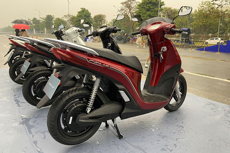 Khu vực điều khiển của Feliz khá giống với Honda Vision, từ bố cục đến các nút bấm. Feliz được trang bị đồng hồ kỹ thuật số kích thước khá to. Mâm xe là kiểu 5 chấu với kích thước 14 inch. Thông số này tương đương với Vision. Hệ thống giảm xóc trước là dạng ống lồng và giảm xóc sau dạng lò xo trụ đôi. Xe có phanh đĩa ở bánh trước và phanh tang trống ở bánh sau.