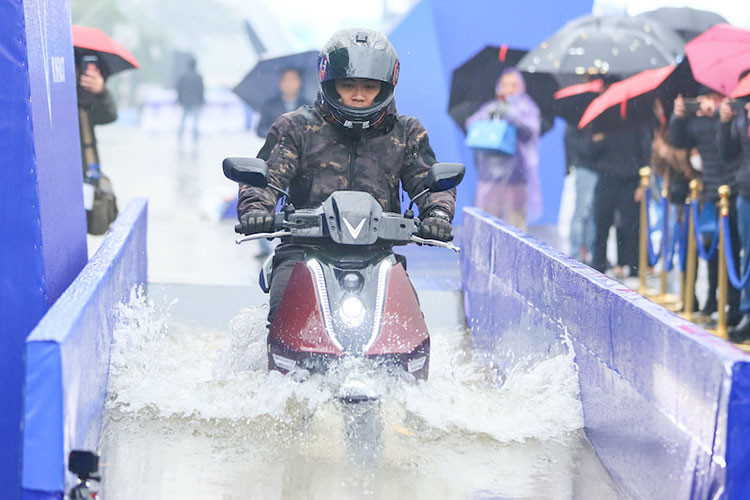 Theon được trang bị vành 5 chấu kép kích thước 16 inch, đi kèm lốp 100/80 phía trước và 120/80 phía sau. Pin lithium-ion có dung lượng 24,8 Ah/viên. Xe lắp được 2 viên pin. Bộ pin có thời gian sạc đầy là 5,5-6 tiếng.