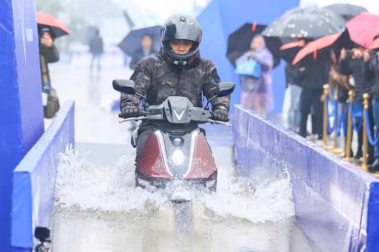 Theon được trang bị vành 5 chấu kép kích thước 16 inch, đi kèm lốp 100/80 phía trước và 120/80 phía sau. Pin lithium-ion có dung lượng 24,8 Ah/viên. Xe lắp được 2 viên pin. Bộ pin có thời gian sạc đầy là 5,5-6 tiếng.