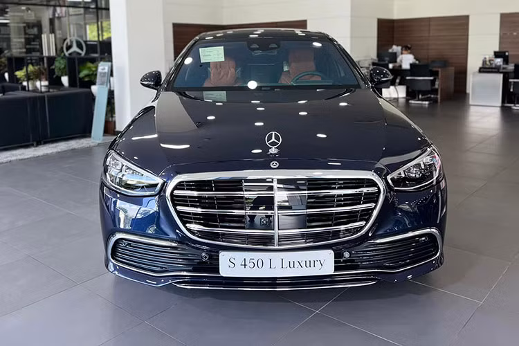 Thông tin riêng của chúng tôi cho biết, chiếc xe Mercedes-Benz S450 của Minh Nhựa có nhiều khác biệt về tùy chọn, nơi xuất xứ so với xe sang Mercedes-Benz S450 2022 của người bạn thân là Cường Đô la nhận bàn giao cách đây 2 tháng, dù 2 xe đều thuộc bản cao nhất Luxury.