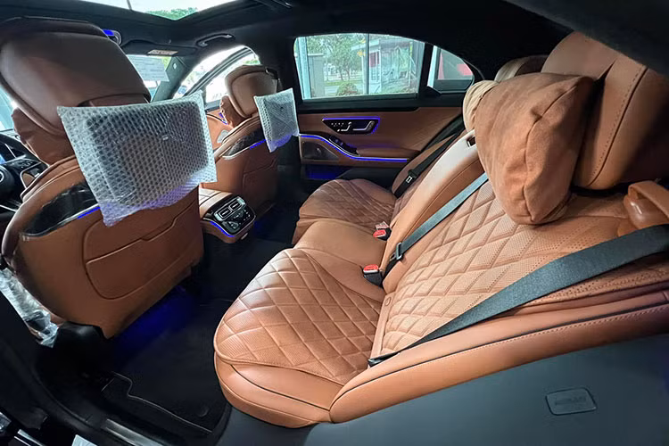 Tiếp đến là các chi tiết ốp gỗ đen bóng Piano, màn hình cảm ứng OLED 12,8 inch ở khu vực trung tâm, chi tiết này giúp bảng điều khiển xe gọn hơn khi lượt bỏ đến 27 nút bấm so với bản cũ. Phía sau vô lăng xe sang Mercedes-Benz S450 Luxury 4Matic thế hệ mới có màn hình như máy tính bảng với kích thước lên đến 12.3 inch.