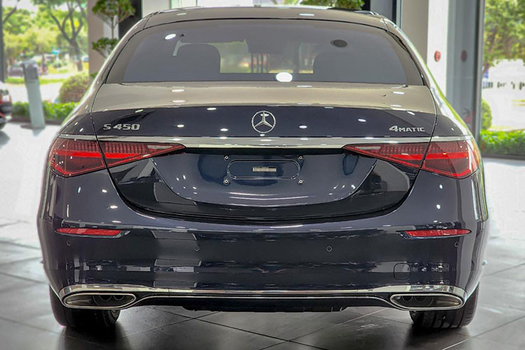 Cụ thể, chiếc xe sang Mercedes-Benz S450 Luxury thế hệ mới được Minh Nhựa chia sẻ lên mạng xã hội vào chiều ngày 28/7 vừa qua được nhập khẩu từ Thái Lan, không phải từ thị trường Đức như xe Mercedes-Benz S450 Luxury 2022 của Cường Đô la.