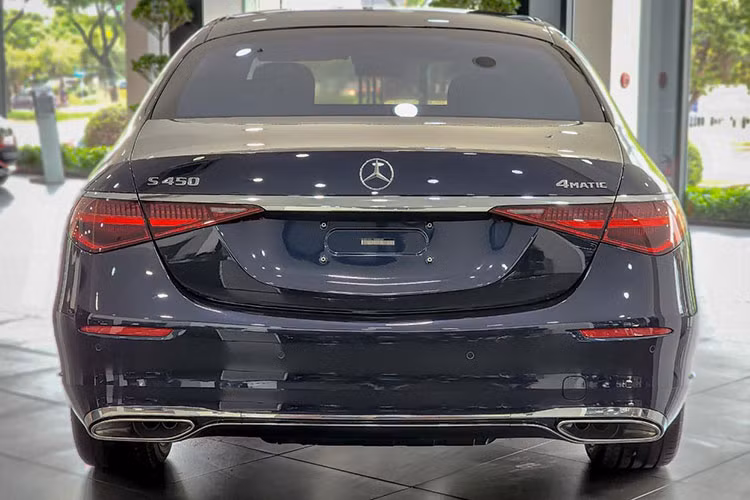 Cụ thể, chiếc xe sang Mercedes-Benz S450 Luxury thế hệ mới được Minh Nhựa chia sẻ lên mạng xã hội vào chiều ngày 28/7 vừa qua được nhập khẩu từ Thái Lan, không phải từ thị trường Đức như xe Mercedes-Benz S450 Luxury 2022 của Cường Đô la.