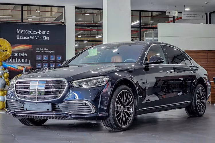 Mercedes-Benz S450 Luxury 4Matic thế hệ mới của Minh Nhựa được trang bị khối động cơ máy xăng, dung tích 3.0 lít, có tích hợp công nghệ EQ Boost sản sinh ra công suất tối đa 367 mã lực cùng mô-men xoắn cực đại đạt 500 Nm. Sức mạnh này được đồng hành cùng hộp số tự động 9 cấp, đi kèm hệ dẫn động 4 bánh.