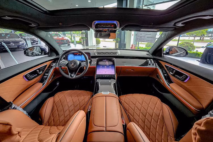 Mở cửa bước vào bên trong khoang lái xe Mercedes-Benz S450 Luxury 4Matic thế hệ mới của Minh Nhựa, đập vào mắt người xem chính là việc xe có nội thất màu nâu khá ấn tượng và còn được trang bị rất nhiều đồ chơi xịn sò theo xe như ghế ngồi bọc da Nappa Exclusive cùng gói nội thất Exclusive với ghế thương gia phía sau và đệm đỡ bắp chân.