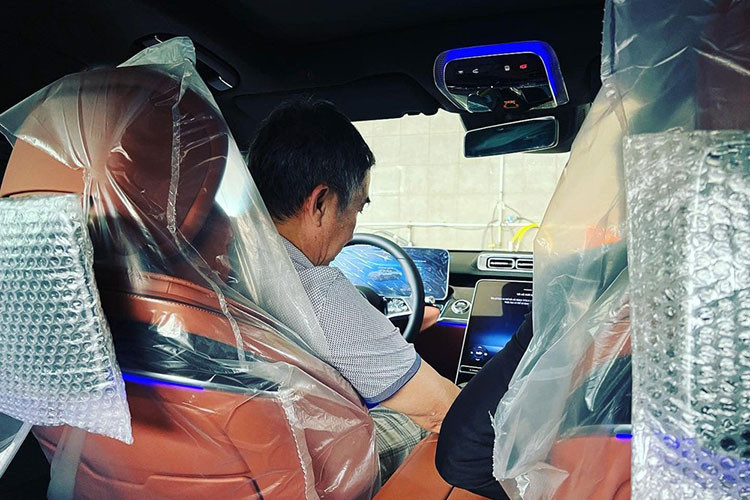 Ngoài 2 khác biệt kể trên, Mercedes-Benz S450 Luxury thế hệ mới nhập Thái và Đức không có gì thay đổi khác, xe Mercedes-Benz S450 Luxury 4Matic 2022 của Minh Nhựa có màu sơn đen Onyx, nhiều chi tiết ở ngoại thất mạ crôm, bộ mâm đa chấu kép sơn 2 tông màu tương phản.