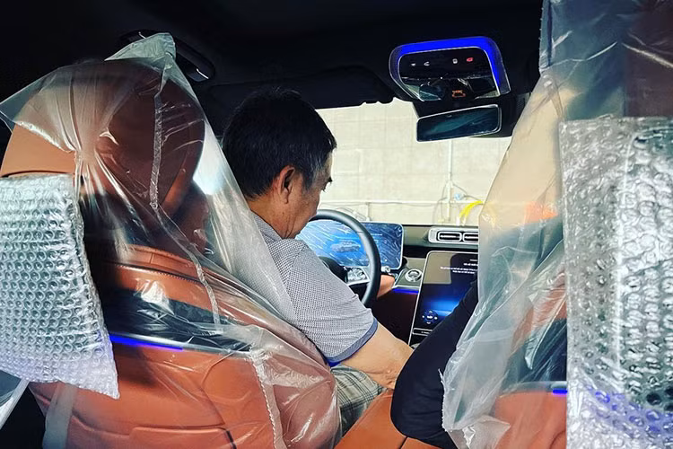 Ngoài 2 khác biệt kể trên, Mercedes-Benz S450 Luxury thế hệ mới nhập Thái và Đức không có gì thay đổi khác, xe Mercedes-Benz S450 Luxury 4Matic 2022 của Minh Nhựa có màu sơn đen Onyx, nhiều chi tiết ở ngoại thất mạ crôm, bộ mâm đa chấu kép sơn 2 tông màu tương phản.