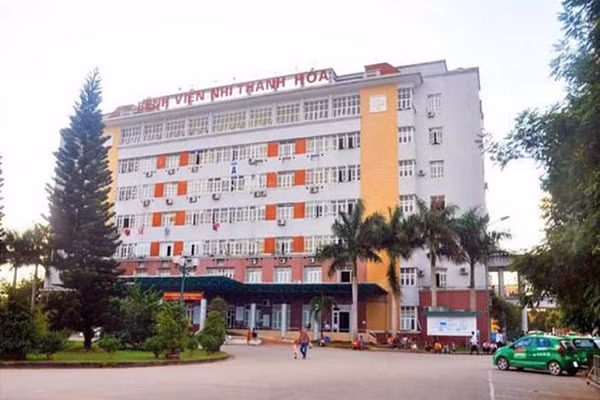 Be gai 1 tuoi tu vong thuong tam nghi do uong nham xang