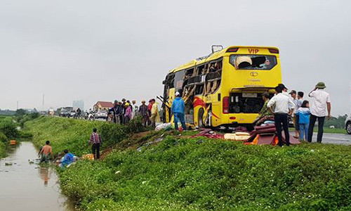Tai nan lien hoan 4 o to tren duong noi cao toc Ninh Binh- Cau Gie