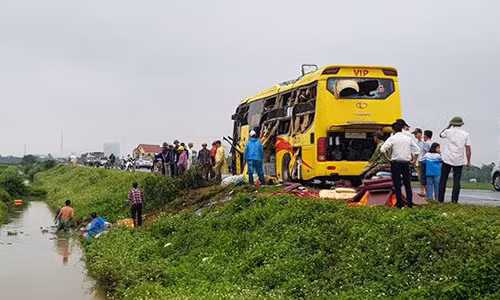 Tai nan lien hoan 4 o to tren duong noi cao toc Ninh Binh- Cau Gie