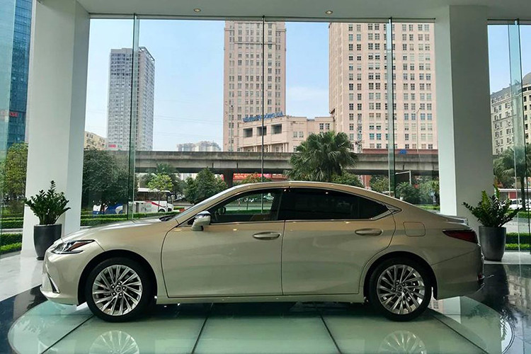 Ở cả 6 thế hệ trước, mẫu xe sang Lexus ES luôn là mẫu xe đem lại sự thoái mái hàng đầu và được bình chọn là “chiếc sedan hạng sang được yêu thích nhất tại Mỹ”, với doanh số cực khủng: hơn 2,18 triệu chiếc được bán ra trên toàn thế giới. Với sự tự tin đó, Lexus Việt Nam rất kỳ vọng mẫu xe ES thế hệ mới cũng sẽ làm nên những thành công tại thị trường này.