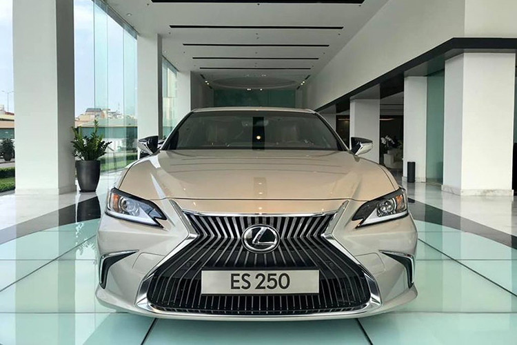 Về thiết kế ngoại thất, ES 250 2019 sở hữu những đường nét đậm chất Lexus như mặt ca-lăng hình con suốt hay cụm đèn pha sắc sảo có dải LED định vị dạng móc câu. Xe được trang bị bộ mâm hợp kim đa chấu kích thước 18 inch đi kèm bộ lốp 235/45R18 và cũng có thêm một chiếc lốp dự phòng với kích thước tưng tự. Bên cạnh đó cặp gương chiếu hậu của ES 250 khá bắt mắt với phần trên được sơn đen và có đường nẹp crom sáng bóng tích hợp dải đèn xi nhan LED.