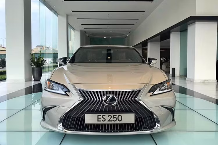 Về thiết kế ngoại thất, ES 250 2019 sở hữu những đường nét đậm chất Lexus như mặt ca-lăng hình con suốt hay cụm đèn pha sắc sảo có dải LED định vị dạng móc câu. Xe được trang bị bộ mâm hợp kim đa chấu kích thước 18 inch đi kèm bộ lốp 235/45R18 và cũng có thêm một chiếc lốp dự phòng với kích thước tưng tự. Bên cạnh đó cặp gương chiếu hậu của ES 250 khá bắt mắt với phần trên được sơn đen và có đường nẹp crom sáng bóng tích hợp dải đèn xi nhan LED.