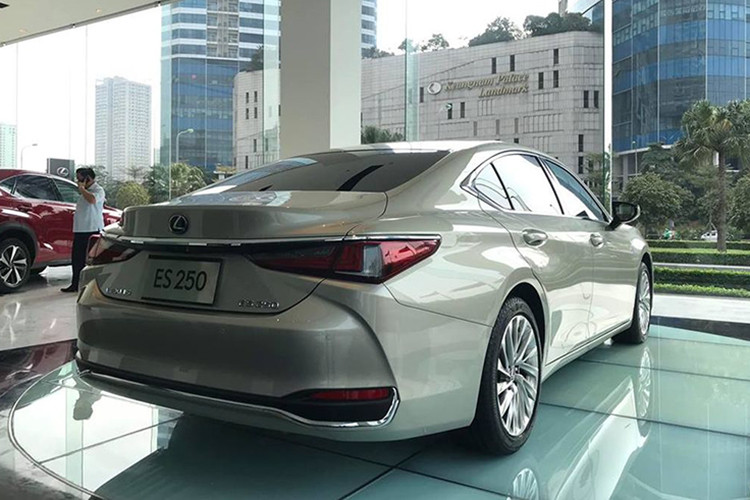 Phía sau, cụm đèn hậu nổi bật với những dải LED hình chữ L chắp lại với nhau. Ngoài ra những chi tiết crom cũng tích cực được sử dụng ở phần đuôi xe nhằm tạo điểm nhấn cũng như tăng sự sang trọng. Nếu so sánh với các đối thủ còn lại thì thiết kế ngoại thất của Lexus ES 250 2019 không hề kém cạnh mà thậm chí có một số chi tiết nổi bật và cá tính hơn.