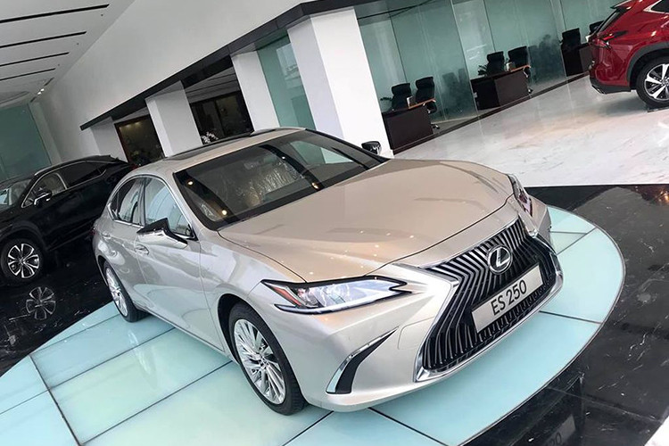 Giá xe sang Lexus ES 250 2019 được phân phối chính hãng tại Việt Nam với mức giá 2,499 tỷ đồng. Với giá bán này, xe đắt hơn so với mặt bằng chung trong phân khúc sedan hạng sang đang có mặt. Cụ thể là với Mercedes-Benz E-Class hiện có giá bán khởi điểm 2,099 tỷ đồng cho mẫu E 200 và 2,479 tỷ đồng cho mẫu E 250, tuy nhiên E-Class lại là xe lắp ráp trong nước thay vì nhập khẩu nguyên chiếc như Lexus.
