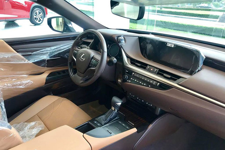Khoang nội thất của Lexus ES 250 2019 không thật sự nổi bật so với các đối thủ cùng phân khúc. Nhưng là mẫu xe được thiết kế nhằm đem lại sự thoải mái hàng đầu cho người sử dụng, ES 250 2019 luôn ưu tiên sử dụng những chất liệu thân thiện với con người như da cao cấp và gỗ tự nhiên để bọc ghế ngồi, vô-lăng, táp lô,…