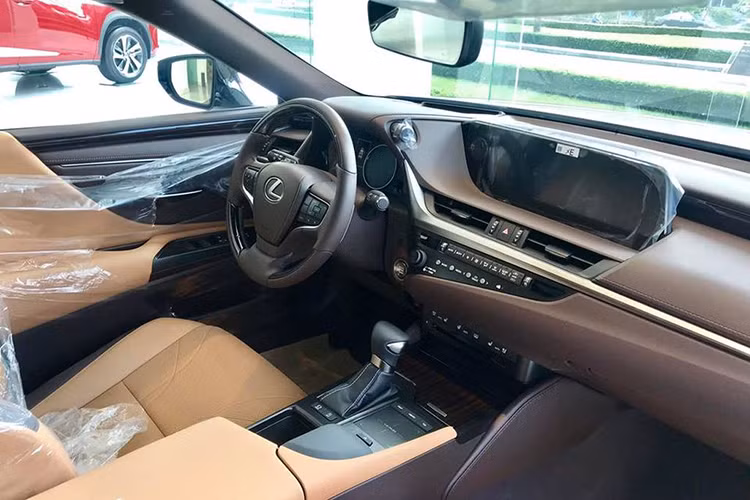 Khoang nội thất của Lexus ES 250 2019 không thật sự nổi bật so với các đối thủ cùng phân khúc. Nhưng là mẫu xe được thiết kế nhằm đem lại sự thoải mái hàng đầu cho người sử dụng, ES 250 2019 luôn ưu tiên sử dụng những chất liệu thân thiện với con người như da cao cấp và gỗ tự nhiên để bọc ghế ngồi, vô-lăng, táp lô,…