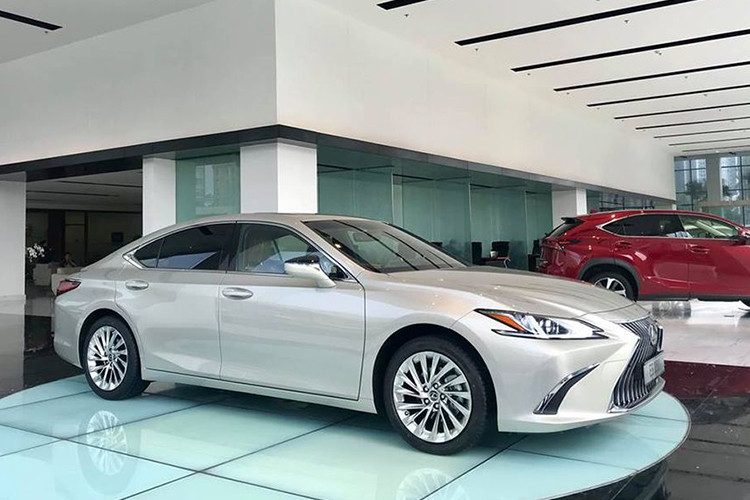 Lexus ES 250 2019 được trang bị động cơ - I4 2.5L phun xăng trực tiếp, đi kèm hộp số tự động 8 cấp sản sinh công suất tối đa 204 mã lực và mô-men xoắn cực đại 243 Nm. Đây có lẽ là mẫu xe sedan hạng sang duy nhất trong phân khúc sử dụng hệ dẫn động cầu trước, đối với ai yêu thích cảm giác lái thể thao thì có lẽ điều này sẽ là điểm trừ trên ES 250 2019 so với các đối thủ thường sử dụng dẫn động cầu sau.