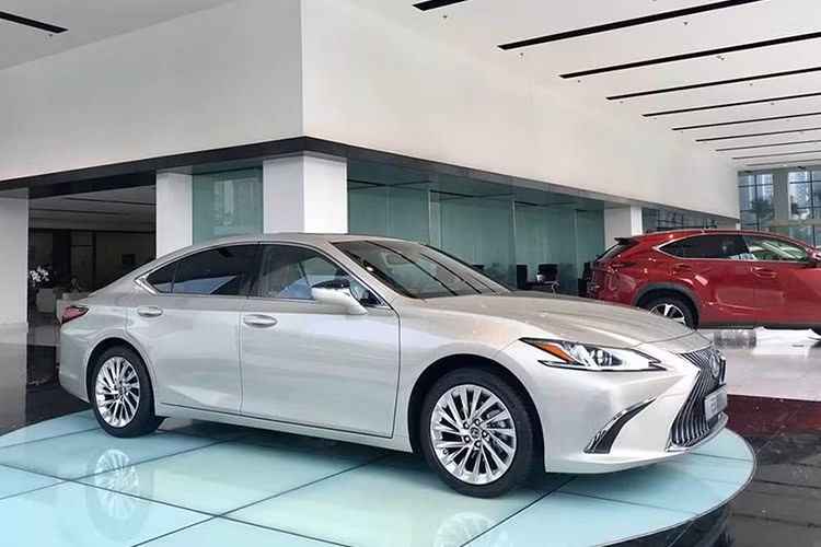 Lexus ES 250 2019 được trang bị động cơ - I4 2.5L phun xăng trực tiếp, đi kèm hộp số tự động 8 cấp sản sinh công suất tối đa 204 mã lực và mô-men xoắn cực đại 243 Nm. Đây có lẽ là mẫu xe sedan hạng sang duy nhất trong phân khúc sử dụng hệ dẫn động cầu trước, đối với ai yêu thích cảm giác lái thể thao thì có lẽ điều này sẽ là điểm trừ trên ES 250 2019 so với các đối thủ thường sử dụng dẫn động cầu sau.