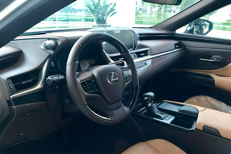 Bên cạnh đó cũng có không ít những tính năng công nghệ hiện đại được trang bị trong khoang nội thất giúp tăng sự tiện nghi. Lexus đã loại bỏ hệ thống điều khiển bằng phím bấm để thay thế hoàn toàn bằng bàn phím cảm ứng, đi kèm với đó vẫn là đầu đọc DVD, màn hình cảm ứng 12,3 inch có hỗ trợ USB/AUX/Bluetooth và hệ thống dẫn đường bản đồ Việt Nam.