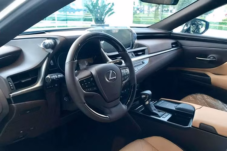 Bên cạnh đó cũng có không ít những tính năng công nghệ hiện đại được trang bị trong khoang nội thất giúp tăng sự tiện nghi. Lexus đã loại bỏ hệ thống điều khiển bằng phím bấm để thay thế hoàn toàn bằng bàn phím cảm ứng, đi kèm với đó vẫn là đầu đọc DVD, màn hình cảm ứng 12,3 inch có hỗ trợ USB/AUX/Bluetooth và hệ thống dẫn đường bản đồ Việt Nam.