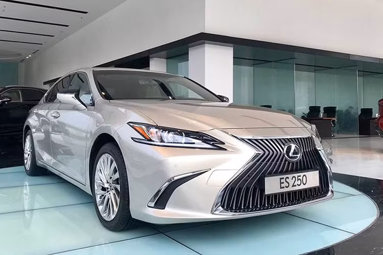 Lexus ES chính hãng vể thị trường Việt Nam nhằm cạnh tranh trực tiếp với các đối thủ trong phân khúc sedan hạng sang như Mercedes E-Class, BMW 5-Series hay Audi A6. Lexus ES 250 2019 mới là phiên bản thấp nhất thuộc dòng ES đang được Lexus Việt Nam bán ra tại thị trường.