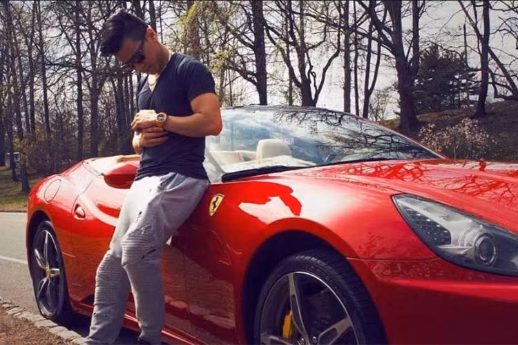 Ngoài ra, thiếu gia 9X cũng giúp các công ty nhập khẩu tư nhân tại Việt Nam hay người quen tìm kiếm những chiếc xe họ cần và đứng ra làm các thủ tục đưa xe về nước. Công việc này vừa giúp Jade Nguyen có thêm nguồn thu nhập khá tốt và quan trọng hơn được tiếp xúc với siêu xe.