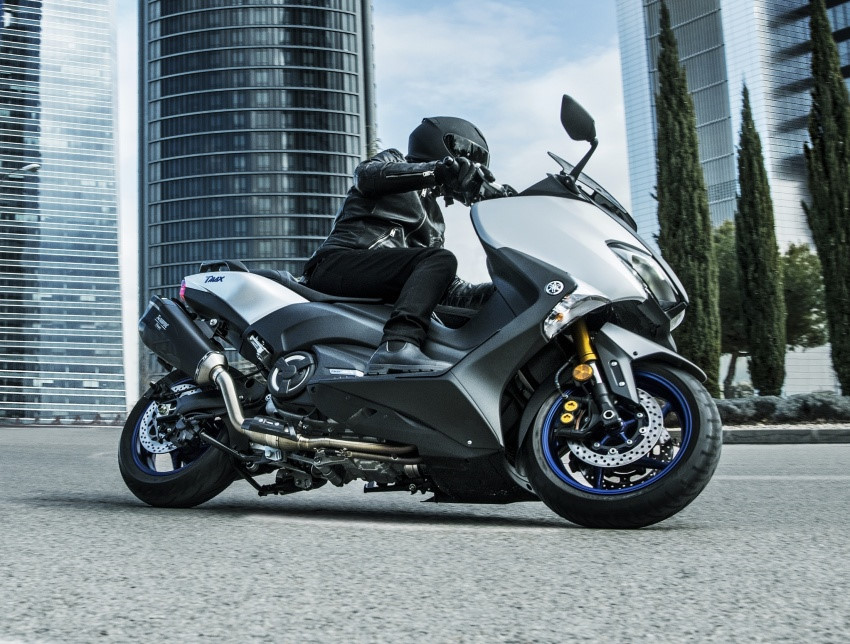 Yamaha TMax SX và DX mới đều được trang bị tiêu chuẩn như hệ thống phanh ABS, kiểm soát lực kéo và hệ thống khóa trung tâm ngăn ngừa tối đa các hành vi trộm cắp.