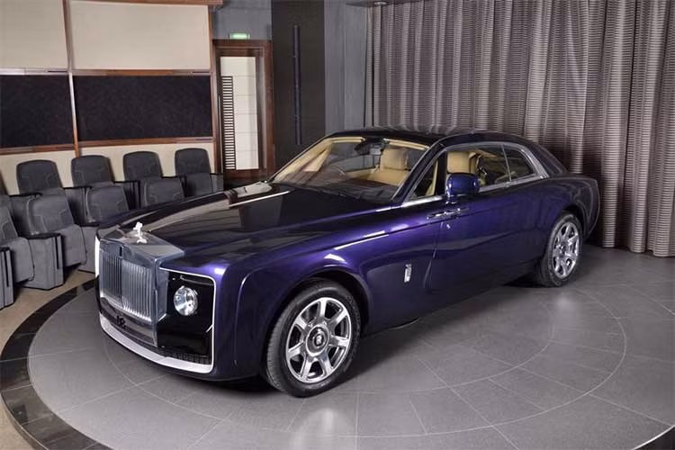 Mẫu siêu xe sang Rolls-Royce Sweptail vừa xuất hiện tại một đại lý bán xe ở Abu Dhabi. Mẫu xe siêu sang bespoke từng ra mắt tại sự kiện Concorso d'Eleganza (Italy) năm ngoái, và được mệnh danh "đắt nhất mọi thời" với mức giá bán ra lên tới 12,8 triệu USD (khoảng gần 300 tỷ đồng).