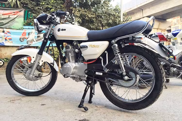 Hiện tại hãng xe máy SYM tại Việt Nam đã công bố giá bán Husky 125 Classic là 31,9 triệu đồng, đắt gần gấp đôi so với giá của mẫu xe "đàn anh" là Wolf 125 từng xuất hiện cách đây khoảng 7 năm về trước. Mẫu xe này cũng sẽ cạnh tranh trực tiếp với đối thủ Suzuki GD110.