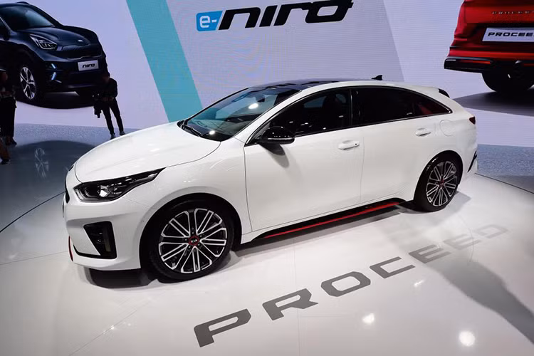 Các trang bị ngoại thất nổi bật của Kia ProCeed 2019 bao gồm đèn pha LED, dải đèn LED định vị ban ngày, lưới tản nhiệt "miệng hùm" quen thuộc, đèn hậu LED, khoang hành lý có thể tích 594 lít, cánh gió mui tích hợp đèn phanh thứ ba, cản sau góc cạnh, 2 ống xả chia đều sang 2 bên, vành 17 inch tiêu chuẩn ở bản GT Line và 18 inch ở bản GT.