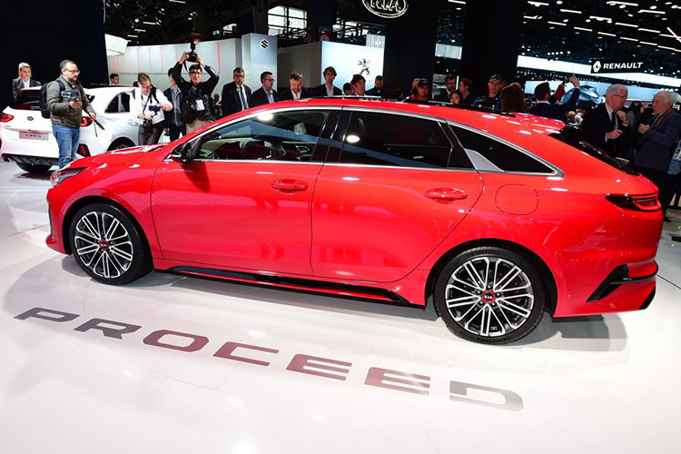 Giá xe Kia ProCeed GT 2019 mới khởi điểm sẽ là từ 43.295 Euro (khoảng 1,14 tỷ đồng). Trong khi đó, bản trang bị đắt nhất tại thị trường châu Âu của Kia ProCeed 2019 có giá 45.295 Euro (1,19 tỷ đồng).