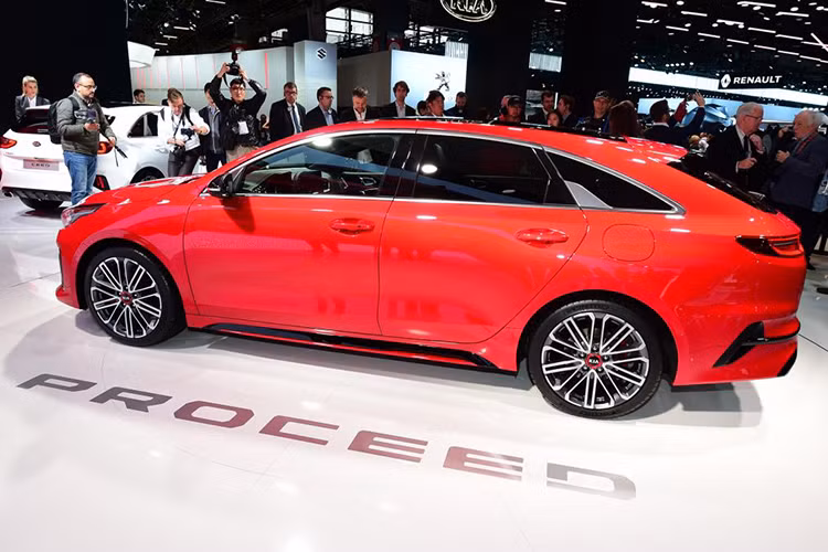 Giá xe Kia ProCeed GT 2019 mới khởi điểm sẽ là từ 43.295 Euro (khoảng 1,14 tỷ đồng). Trong khi đó, bản trang bị đắt nhất tại thị trường châu Âu của Kia ProCeed 2019 có giá 45.295 Euro (1,19 tỷ đồng).