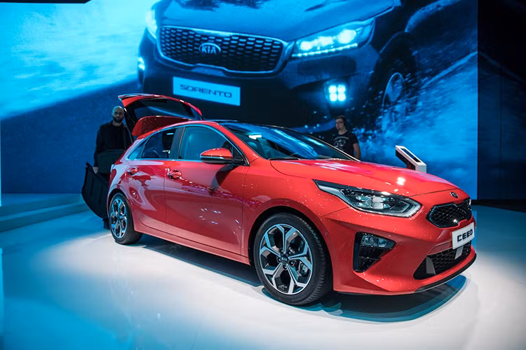 Mẫu xe shooting brake 5 cửa đẹp mắt Kia ProCeed 2019 mới đã chính thức trình làng tại triển lãm Ô tô Paris 2018 diễn ra vào đầu tháng 10 năm nay. Chỉ sau gần 2 tháng xuất hiện, Kia ProCeed hoàn toàn mới đã được công bố giá bán tại thị trường châu Âu.