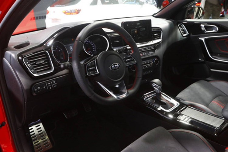 Chiếc xe có chiều dài 460.5mm và cao 1422mm, dài hơn biến thể Ceed Sportswagon 5mm và thấp hơn 43mm, nhờ đó sẽ sẽ có cảm giác lái thể thao nhờ việc trọng tâm xe được đặt thấp hơn. Kia ProCeed 2019 mang kiểu dáng Shooting Brake tương tự các mẫu xe của Mercedes-Benz, một kiểu dáng vô cùng thể thao và bắt mắt.