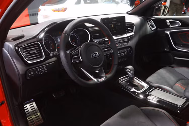 Chiếc xe có chiều dài 460.5mm và cao 1422mm, dài hơn biến thể Ceed Sportswagon 5mm và thấp hơn 43mm, nhờ đó sẽ sẽ có cảm giác lái thể thao nhờ việc trọng tâm xe được đặt thấp hơn. Kia ProCeed 2019 mang kiểu dáng Shooting Brake tương tự các mẫu xe của Mercedes-Benz, một kiểu dáng vô cùng thể thao và bắt mắt.