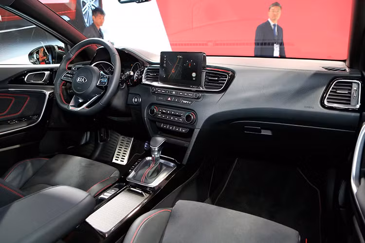 Bên trong Kia ProCeed 2019 có những trang bị đáng chú ý như màn hình 7 inch tiêu chuẩn, màn hình 8 inch tùy chọn, vô lăng đáy phẳng và ghế bọc da phối da lộn với chỉ khâu màu đỏ tương phản ở bản GT.