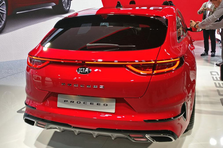 Trong khi đó, Kia ProCeed GT Plus Line 2019 máy dầu sẽ có giá dao động từ 35.495 - 37.495 Euro (934,5 - 987 triệu đồng). Nếu muốn sở hữu Kia ProCeed 2019 mạnh mẽ hơn, khách hàng châu Âu có thể tậu bản GT với động cơ xăng T-GDI 1,6 lít có công suất tối đa 204 mã lực và mô-men xoắn cực đại 265 Nm.