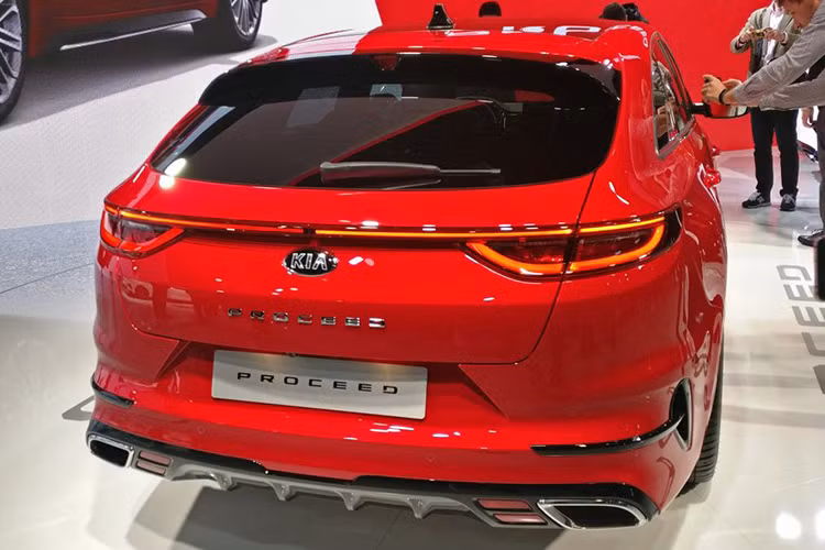 Trong khi đó, Kia ProCeed GT Plus Line 2019 máy dầu sẽ có giá dao động từ 35.495 - 37.495 Euro (934,5 - 987 triệu đồng). Nếu muốn sở hữu Kia ProCeed 2019 mạnh mẽ hơn, khách hàng châu Âu có thể tậu bản GT với động cơ xăng T-GDI 1,6 lít có công suất tối đa 204 mã lực và mô-men xoắn cực đại 265 Nm.