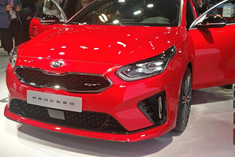 Nếu sử dụng động cơ xăng T-GDI 4 xi-lanh, dung tích 1,4 lít với công suất tối đa 138 mã lực và mô-men xoắn cực đại 242 Nm, Kia ProCeed GT Plus Line 2019 sẽ có giá 32.495 Euro (khoảng 855,5 triệu đồng). Con số tương ứng của Kia ProCeed GT Plus Line 2019 bản số tự động là 34.495 Euro (khoảng 908 triệu đồng).